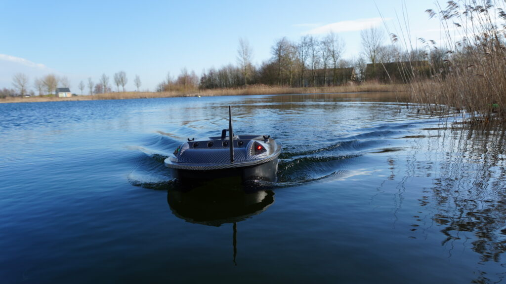 GT2 Performance Crystal voerboot โ FishFun Baitboats Nanotec-GT2-Autopilot-Carbon-Voorzijde