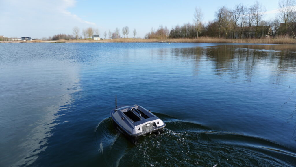 GT2 voerboot op water