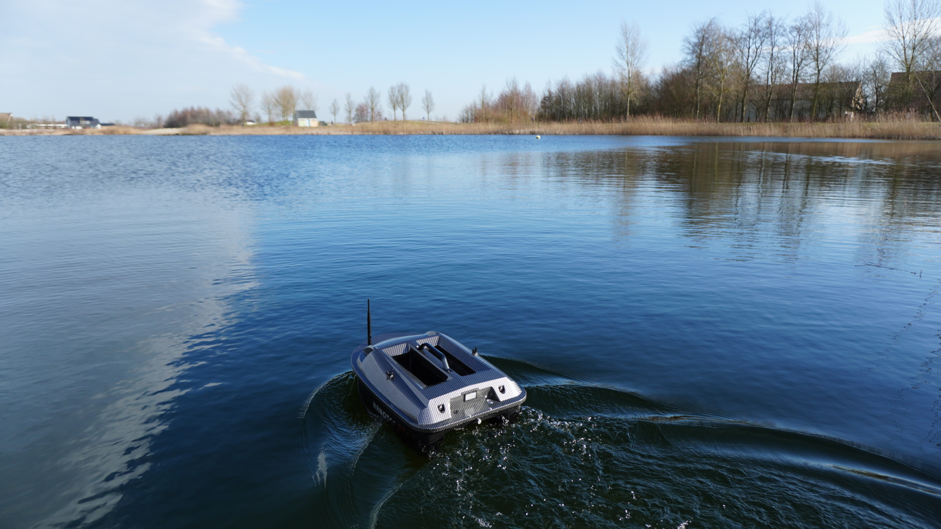 GT2 voerboot op water