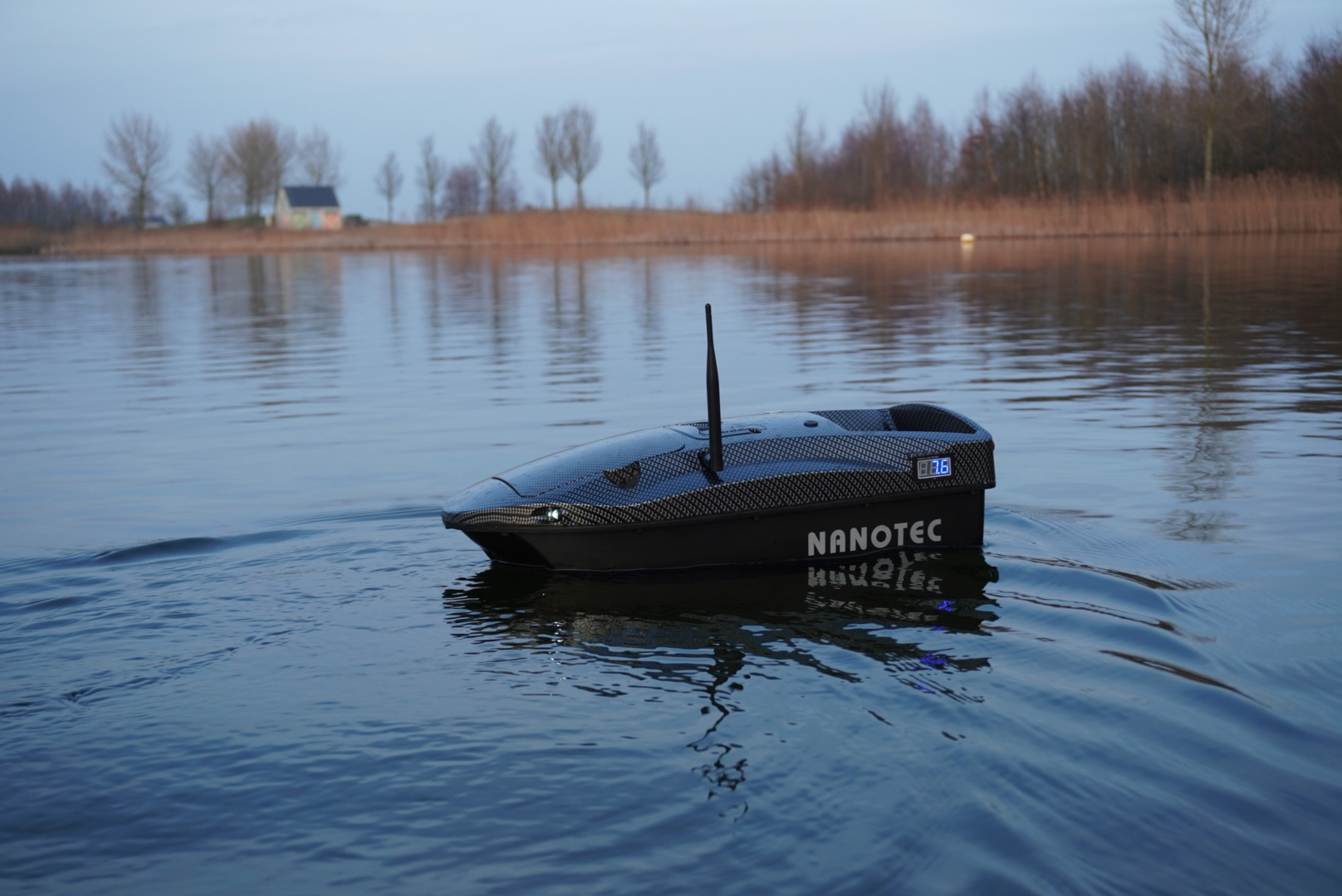 GT FishingRobot zijkant in water